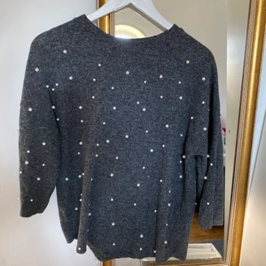 Tröja med pärlor - Säljer den här fina tröjan med pärlor från zara, strl S. Vid frågor är det bara skicka iväg ett meddelande.💙💙