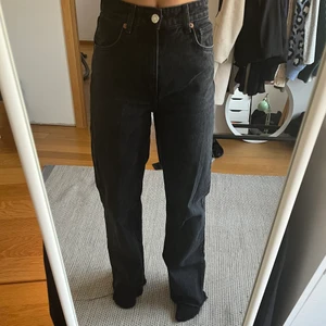 Zara jeans  - Jättefina zara jeans som aldrig är använda. Vida ben och passar min jättebra i längden som är 173. 200kr utan frakt. ❤️
