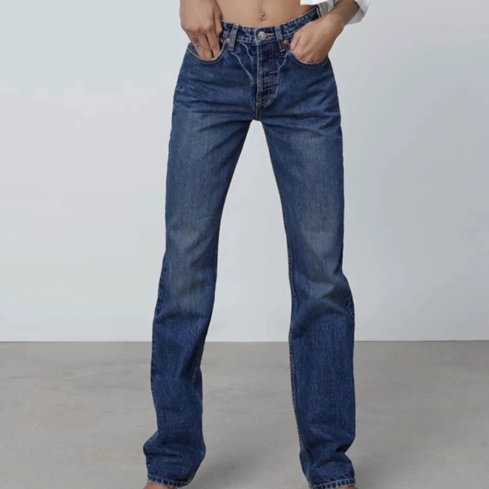Supersnygga mörkblåa mid rise jeans från Zara😍 bra skick! Storlek 34 och är bra på mig som är 161cm lång (lite långa). Nypris är 399kr och säljer för 300kr. Skriv privat för fler egna bilder⭐️⭐️💕. Jeans & Byxor.