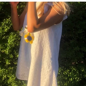 studentklänning - Världens finaste klänning från & Other stories som är helt slutsåld! Passar perfekt till allt från student, skolavslutning och sommar! Nyskick 🤌🏻 Köparen står för frakten 💞