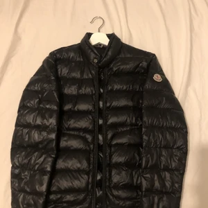 Moncler acorus  - Säljer nu min moncler jacka, lagning på högra armen (2a bilden) annars fin, storlek 2 alltså M, självklart äkta 