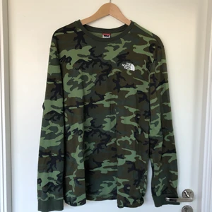 Camouflage tröja  - Camo tröja , The North Face , strl L. Aldrig använd 