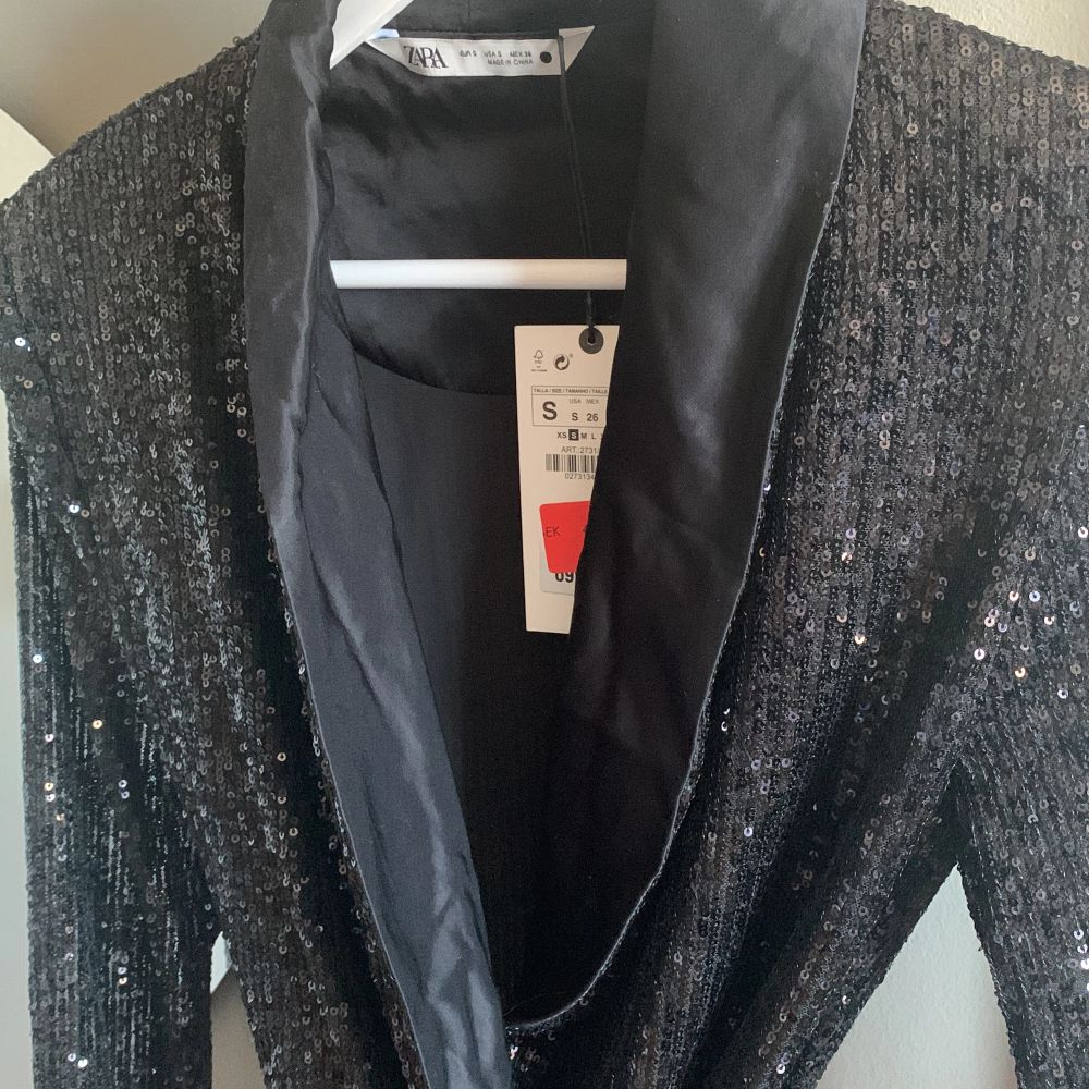 Köpt från Zara för nyår men aldrig använd✨ Köpt för 499kr, svart glittrig och supersnygg🌸 första 2:lånade bilder🖤. Klänningar.