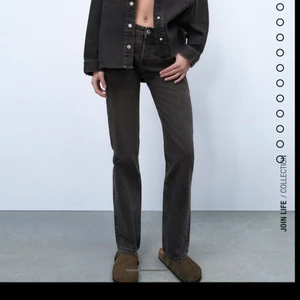 Mid rise jeans  - Mid rise jeans i svart grå färg, använt ganska mycket men är lite för långa på mig som är 163 ungefär💗 kan mötas i Stockholm! 