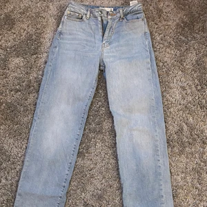 Ljusa byxor storlek 32/XS - Ett par jätte fina ljusare byxor storlek 32/XS knappt använda. Frakten betalas av kunden och betalning sker via Swish mer bilder och information kan fås 