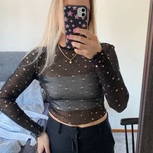 Genomskinlig tröja m stjärnor - Jättefin genomskinlig tröja med stjärnor. Nu hade jag vitt linne under, svart är nog att föredra🤔🥶 Stretchigt material! Passar XS-M. Aldrig använd. 120 plus ev frakt 💓💕💗💗 (66 kr spårbart). KÖP GÅR FÖRE FRÅGOR