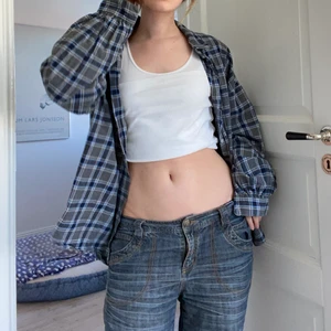 Rutig skjorta - Skjorta köpte Japan!🔥 saknar knapp men det är ingen större defekt. Fråga gärna om mer bilder