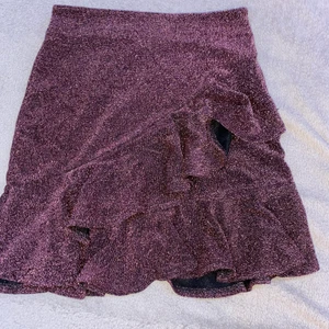 Fin fest kjol 🥰 - Säljer min fina kjol få den inte kommit till användning använd fåtal gånger inga hål osv. Passar på mig (har stl xs-xxs) + frakt= 75kr