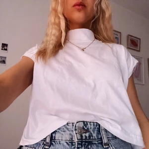 Höghalsad t-shirt - Croptop som är oversize i modellen, med hög hals! 