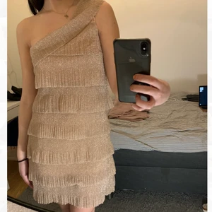 Glittrig klänning - Endast använd en gång! 😍 världens snyggaste klänning i en rosa beige färg, kommer tyvärr inte till användning 