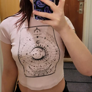 Pastel rosa Bershka topp - Tight rosa topp, använt en del men är i helt nytt skick! Köpte för 75 kr på Bershka i Irland.