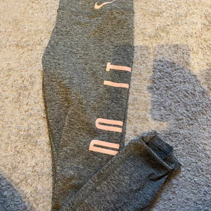 Nike strl M - I jättefint skick. Använd ca 2 gånger. Köparen står för frakten ☺️