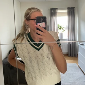 Gina tricot - Stickad bäst från Gina tricot i fint skick, endast använd 1 gång.