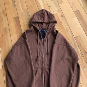 Superfin oversized zip-up hoodie from Brandy Melville! 🤎 Har aldrig använts med lapparna kvar, kan skicka fler bilder vid intresse. 350kr + frakt.