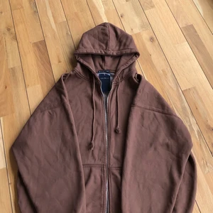 Christy Brun Hoodie  - Superfin oversized zip-up hoodie from Brandy Melville! 🤎 Har aldrig använts med lapparna kvar, kan skicka fler bilder vid intresse. 350kr + frakt.