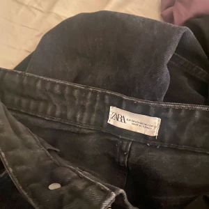 Zara jeans  - Säljer mina fina zara jeans, jeanse är i väldigt fint skick. Använda få tal gånger. Väldigt långa på mig som är 166 cm. Skriva privat för fler bilder💖💖 slutsålda på zara