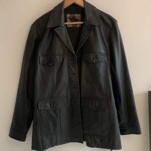 Perfekt läderjacka🖤 - En skitsnygg vintage läderjacka med avtagbart bälte i midjan🖤passar till allt och är i toppenkvalitet!