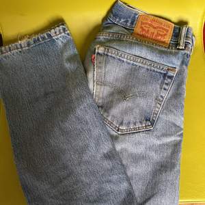 Vintage levi’s 505 jeans i storlek 29/30 men levis vintage storlekar är som dom e så skriv för mått om du känner dig osäker! <3