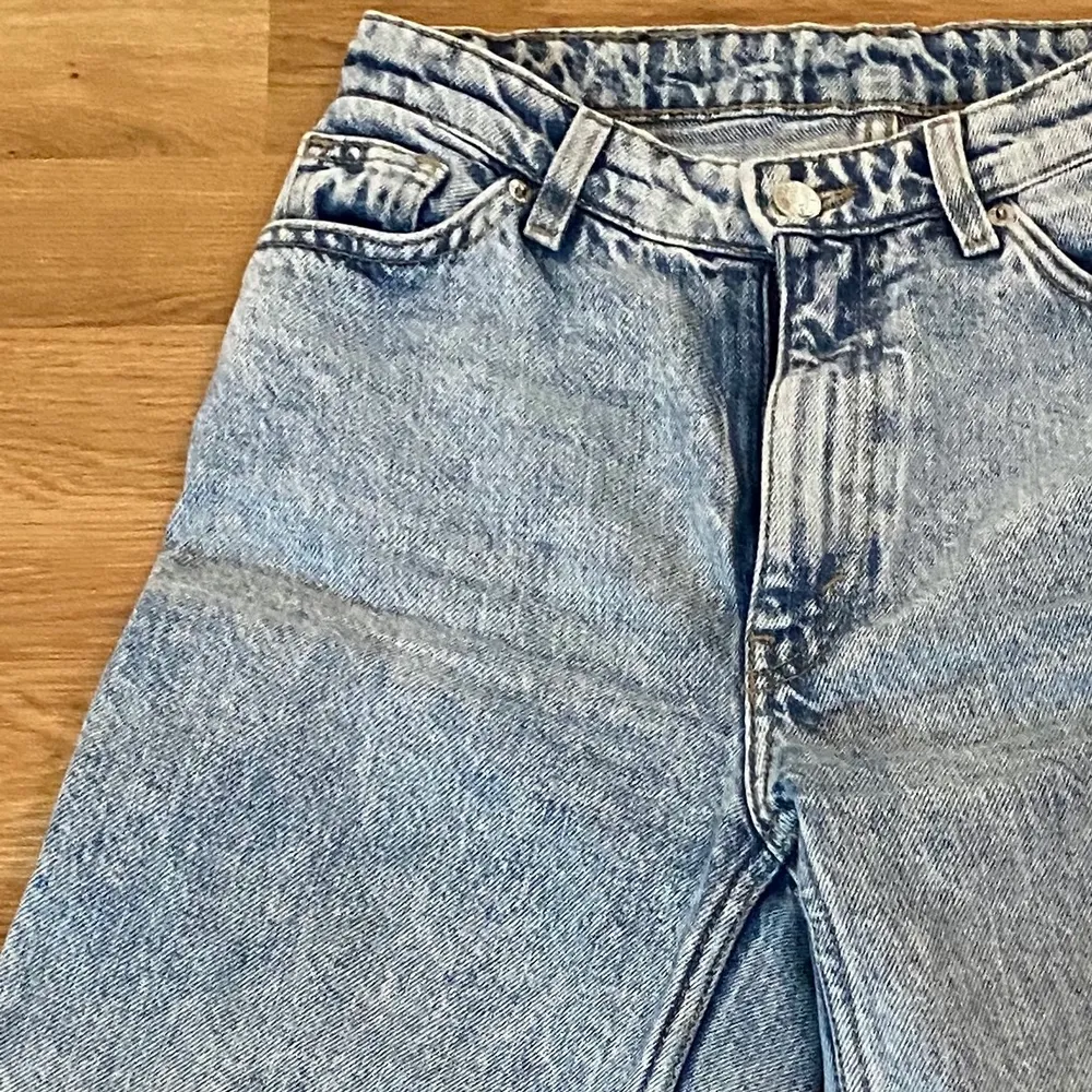 Jeans från Monki, storlek 24. Använd ett fåtal gånger, är i bra skick 👍🏼. Jeans & Byxor.
