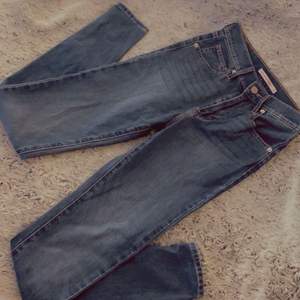 Mörkblå jeans från Levi’s, storlek 24