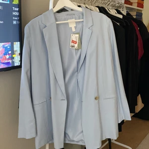 Ljusblå kavaj - Ljusblå kavaj från H&M köpt i London. Aldrig använd och storlek M. 