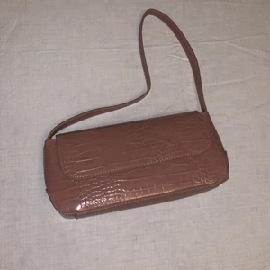 väska - en lilabrun axelväska från ginatricot, helt som ny!