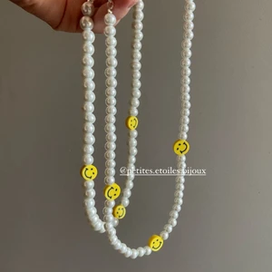Smiley-halsband:) - Härliga, nickelfria pärlhalsband med smileys! Trendiga och perfekta till sommaren💘 | Halsband: 79kr (+frakt) | ☆ Nickelfria☑︎ | ☆ Handgjorda📿 | ☆ Vita pärlor🤍 | Går att få som armband! | EGNA BILDER!