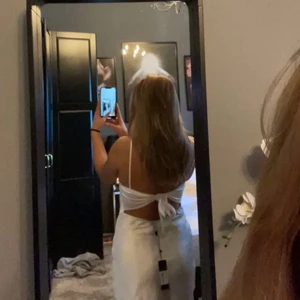 Vit satinklänning - Superfin sommarklänning! Helt oanvänd med lappar kvar🤩 Köpt på plick men har en liknande så behöver inte båda, därav säljer jag! Storlek M🥰