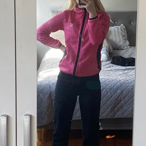 Tröja  - Denna är förliten för mig och det är väldigt synd för den är jätte skön. Fint skick. Storlek 150 men ändå stor i storleken. 60kr