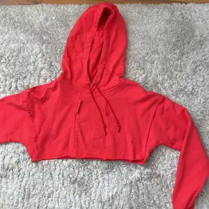 • Gymshark cropped hoodie i stark rosa/röd. Stl S. Använd fåtal gånger. Finskick •
