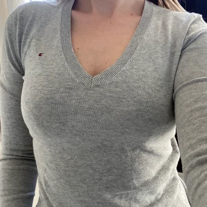 Tommy Hilfiger - Långärmad tröja - Långärmad tröja från Tommy Hilfiger. Väldigt smickrande passform men kommer tyvärr inte till användning så ofta. Storlek XS men passar även S