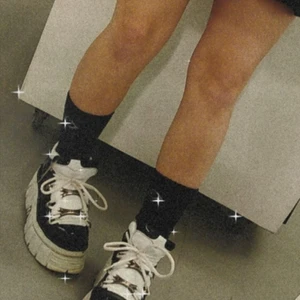 NEW ROCK PLATFORMS - super fina skor, använt dom ganska bra men det syns inte på själva skorna så mycket, dom är storlek 36 men skulle säga att dom är mer som 37or, enda som är felet med dom är att en "knapp" har ramlat av som du ser i sista bilden, men dom funkar ändå lika bra, original pris är 1600kr