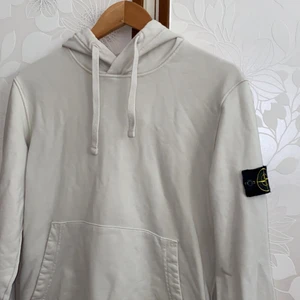 Stone Island Sweatshirt Hoodie Beige - Tja! Säljer ett till Stone plagg, en Sweatshirt Hoodie, köptes på Manofakind förra året, säljer pga att den blivit för liten. Size: M - Cond är 8/10 ~ finns inga flaws förutom patchen som tyvärr har åkt in i tvätten.. kvitto finns! & det skickas med spårbart frakt alt mötas upp i Trollhättan/ Göteborg.