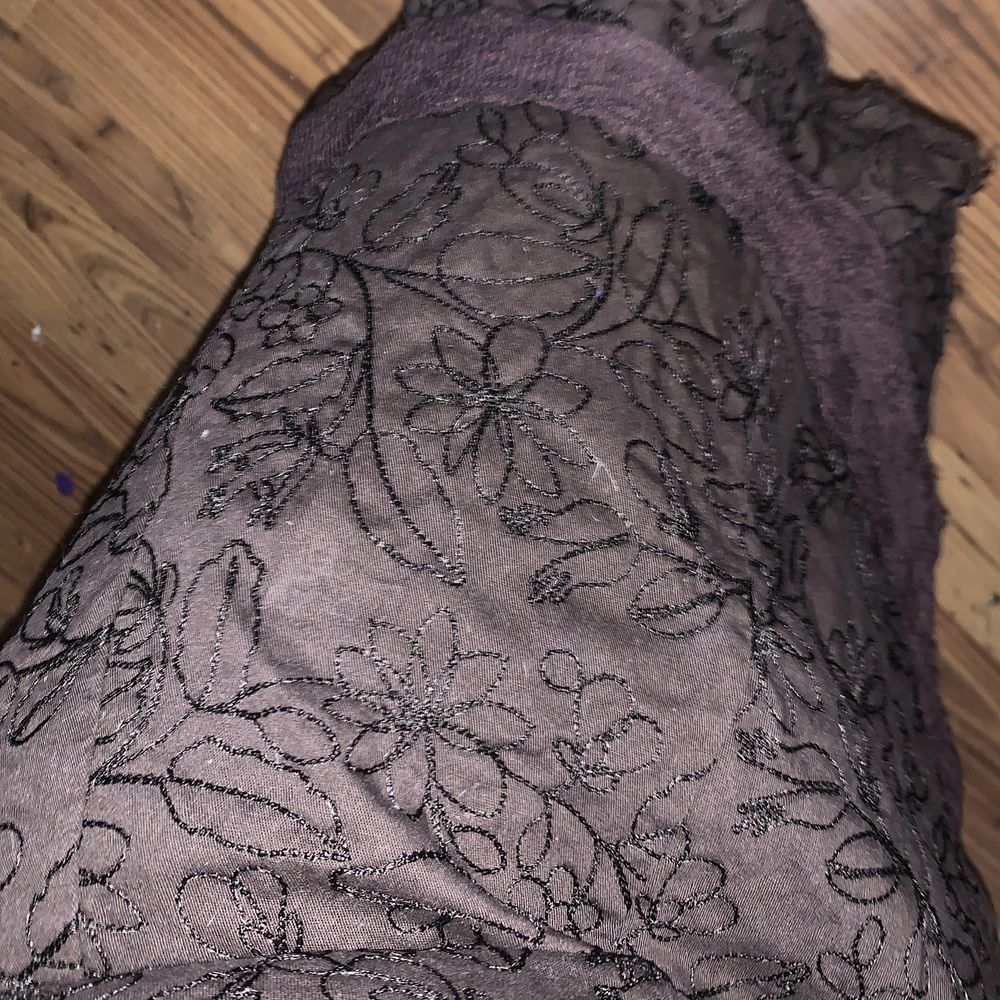 Brun kjol med blommigt mönster! Passar m/l !skickar bättre bilder vid intresse!. Kjolar.
