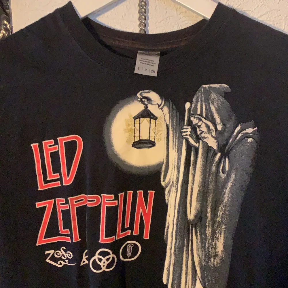 Led Zeppelin tröja från shock! Används inte längre då jag inte lyssnar på dem längre. T-shirts.