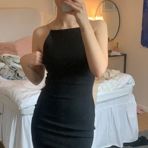 klänning - en jättefin tajt svart klänning med ”diamant”detaljer på axelbanden🤎 kommer aldrig till användning därför säljer jag 🤎