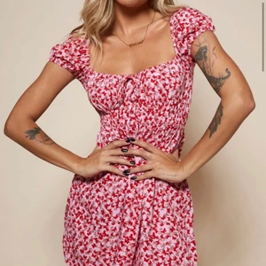 Sommarklänning  - Jättefin sommarklänning från Motel Rocks💓💓 Den är tyvärr för liten på mig så bara använd 1 gång ☀️ Strl M men mer som en S😊