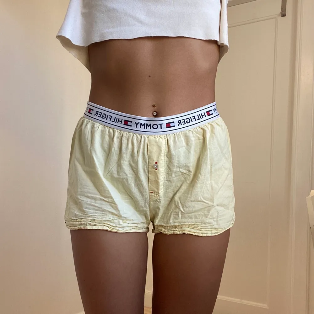 Super cute and comfy, fits M, midwaist . Shorts.