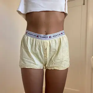 Super cute and comfy, fits M, midwaist 