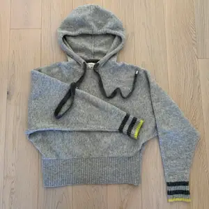 Stickad hoodie från HMxPringle. Knappt använd och säljs därför! Skicka dm för frågor🤗💕