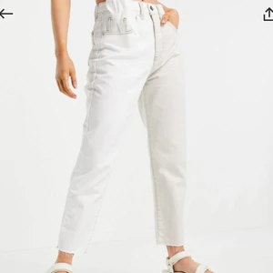 Vita/beiga mom jeans - Mom jeans med olika färger, riktigt coolt. Dom har dock blivit för små för mig och det är därför jag säljer dem. Använda kanske 4 gånger så i väldigt fint skick! Köpta på Asos. Frakt tillkommer, men pris kan diskuteras! 😌