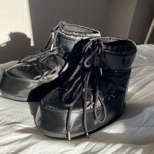 Säljer mina fina Moon Boots low för att jag inte anväder dem. De är i nyskick och så gott som aldrig använda, ca 3-4 gånger.💘                                                                                        De är köpta från Mytheresa förra året.                                          Nypris: 1400kr                                                                     Mitt pris: 800kr, priset kan diskuteras💘💘                                        Du står för leveranspriset