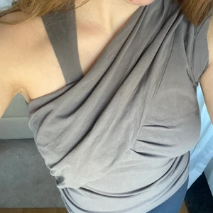 Topp grå - Grått linne/topp i skönt material. Köpt på humana. Skriv för frågor eller fler bilder!!