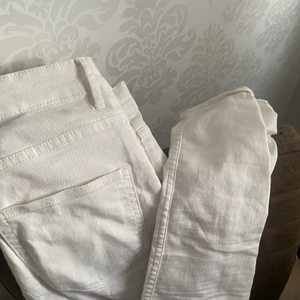 H&M vita tighta jeans - Passar nog XS,S medium tveksamt asså. Väldigt små i storleken töjs lite ut men sitter då tajt som sagt. Snygga vita, bra kvalle för att va H&M
