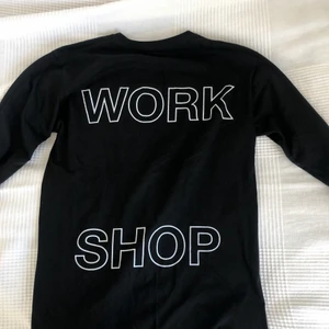 Our legacy x stussy - Slutsåld Out legacy workshop x stussy långärmad. Väldigt populär och snygg tryck både bak och fram på tröjan. Storlek S😆 FÖRST TILL KVARN. Exl frakt😃