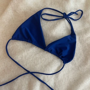 Bikini topp - En oanvänd bikini topp som jag verkligen tycker är sjukt snygg. Perfekt för sommaren. Jag säljer den då den tyvärr är för liten. Går att flytta kuporna, om man vill ha olika ”push”💗 Det står att denna är i storlek M, men jag skulle säga att denna passar för A/B/ möjligtvis C beroende på hur man vill att den ska sitta, men då blir den rätt ”avslöjande”. Jag säljer för 80 kr.