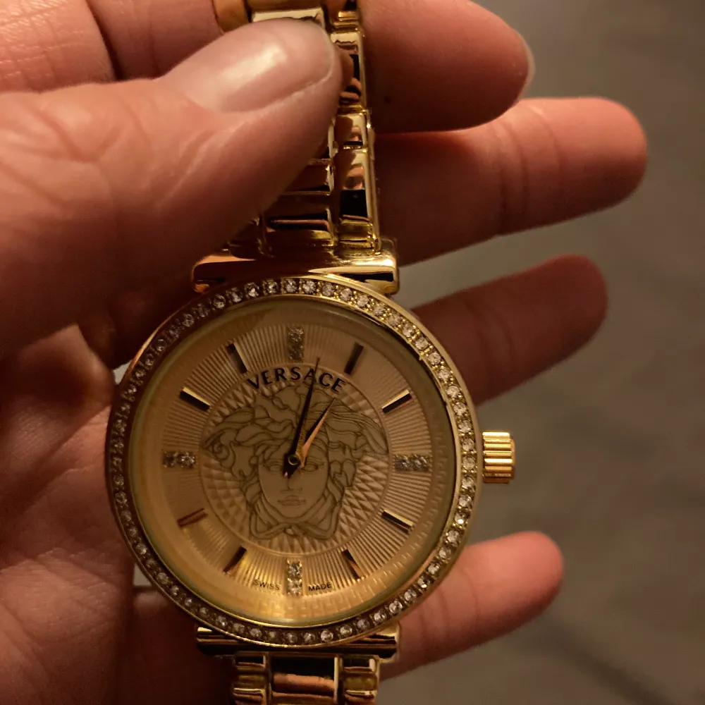 säljer nu min versace klocka då den tyvärr var för stor. inte använd så helt ny, pris kan sänkas extremt vid snabb affär. Muu.