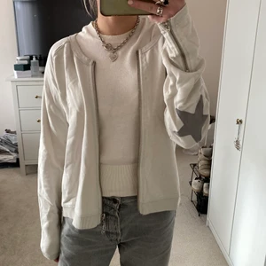 Tröja - Zip tröja med stjärnor på armbågarna