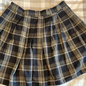 Rutig kjol - Säljer denhär kjolen eftersom den är för liten och av den anledningen inte används, den är endast testad så den är i ett väldigt bra skick! Köparen står för frakten