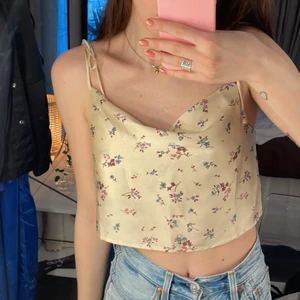 Satintopp - Super söt beige satintopp från Nelly med blommor. Använd 1 gång! 💖